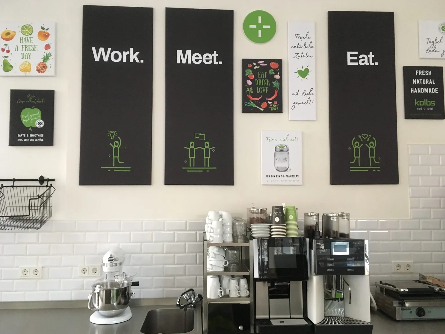 Innenraum des kolbs deli in Köln mit der „Work. Meet. Eat.“-Wanddekoration, fotografiert von Susan und Gereon Goldbach im Jahr 2016